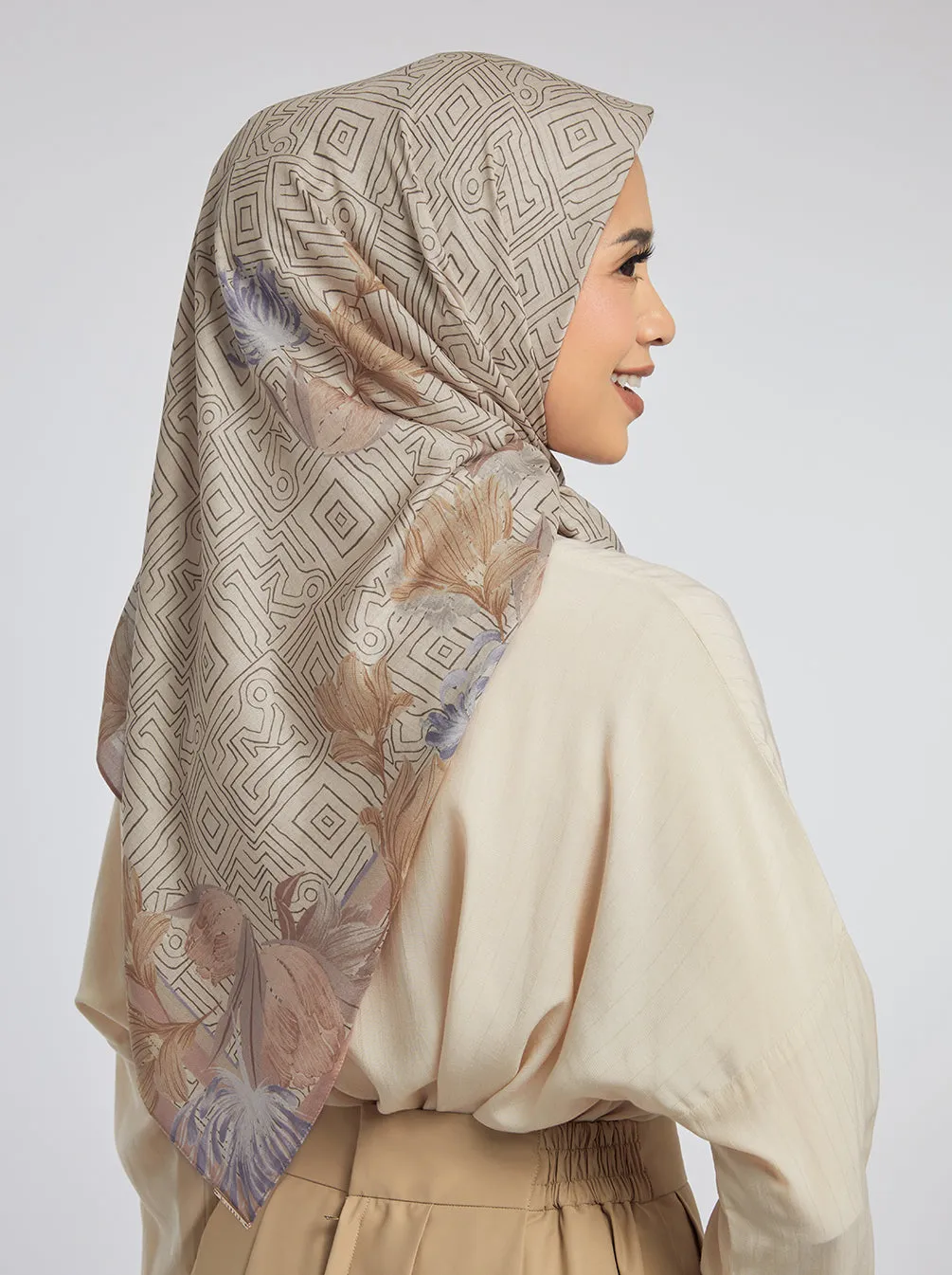 MONOGRAM MAZE SIGNATURE SCARF CHALK BEIGE