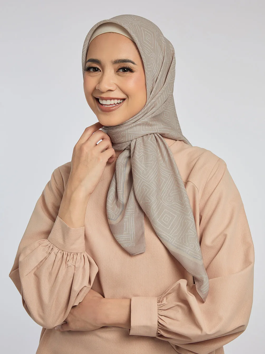 MONOGRAM MAZE SIGNATURE SCARF NUDE