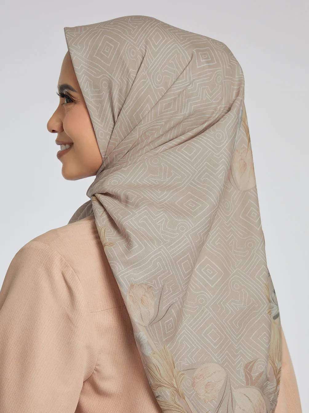 MONOGRAM MAZE SIGNATURE SCARF NUDE