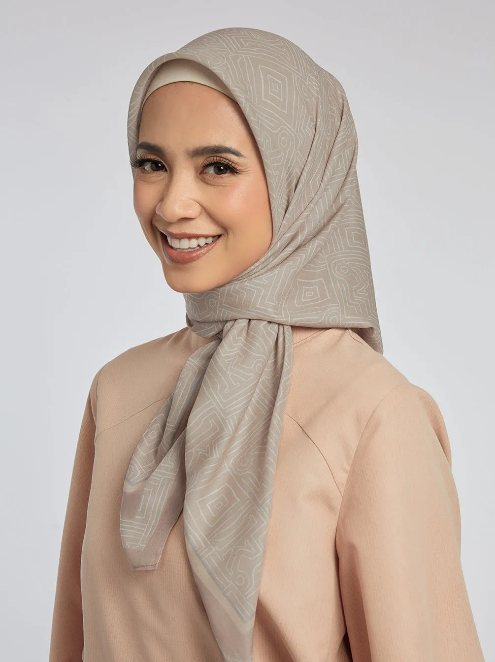 MONOGRAM MAZE SIGNATURE SCARF NUDE